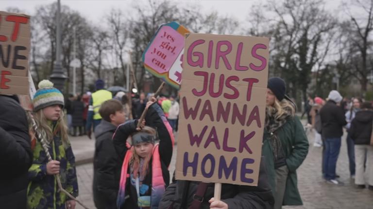 Tausende Frauen und auch Männer nehmen an den Protesten gegen sexualisierte Gewalt im Internet teil.