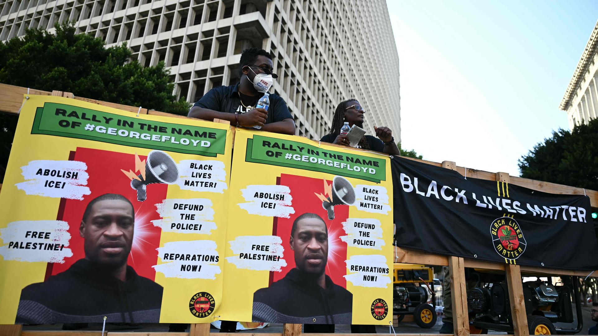 Menschen protestieren am 21. Mai 2025 am „Day of Resistance“ der Organisation Black Lives Matter-LA in Los Angeles.