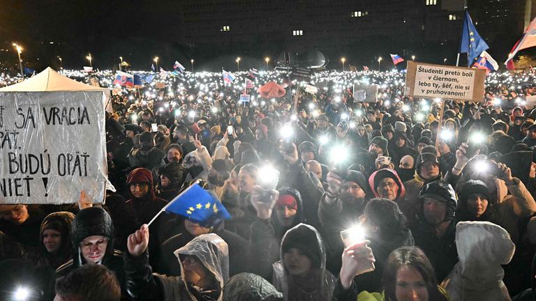Menschen protestieren in Bratislava (Slowakei), aufgenommen am 17.11.2025