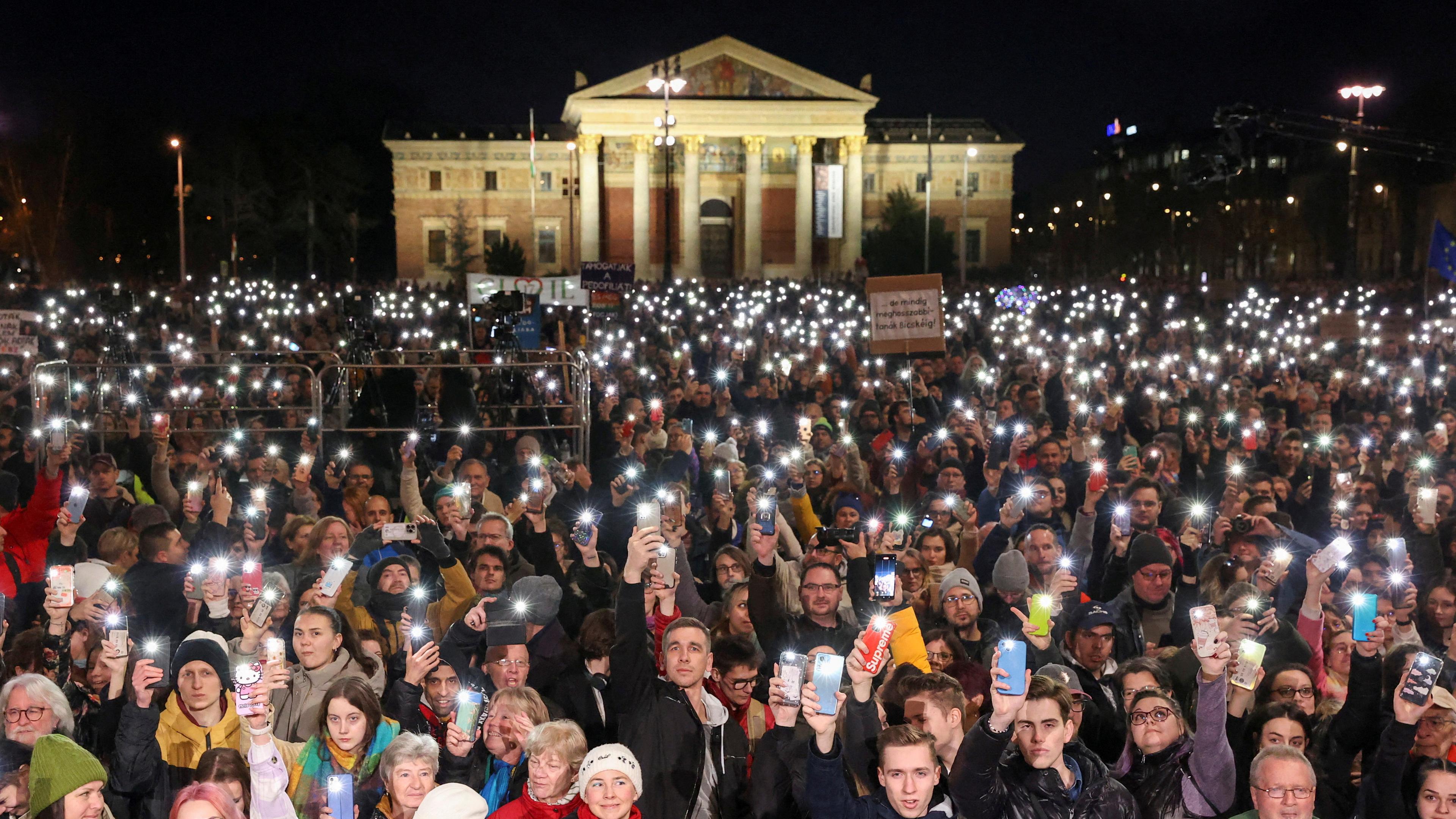 Menschen nehmen an einer Demonstration nach dem Rücktritt der Staatspräsidentin Katalin Novak und der ehemaligen Justizministerin Judit Varga in Budapest teil.
