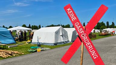 Nordrhein-Westfalen: Hamm: Ein rotes Kreuz mit der Aufschrift "Kein Gasförderung" steht vor dem Prostest-Camp, das Klima-Aktivisten errichtet haben.