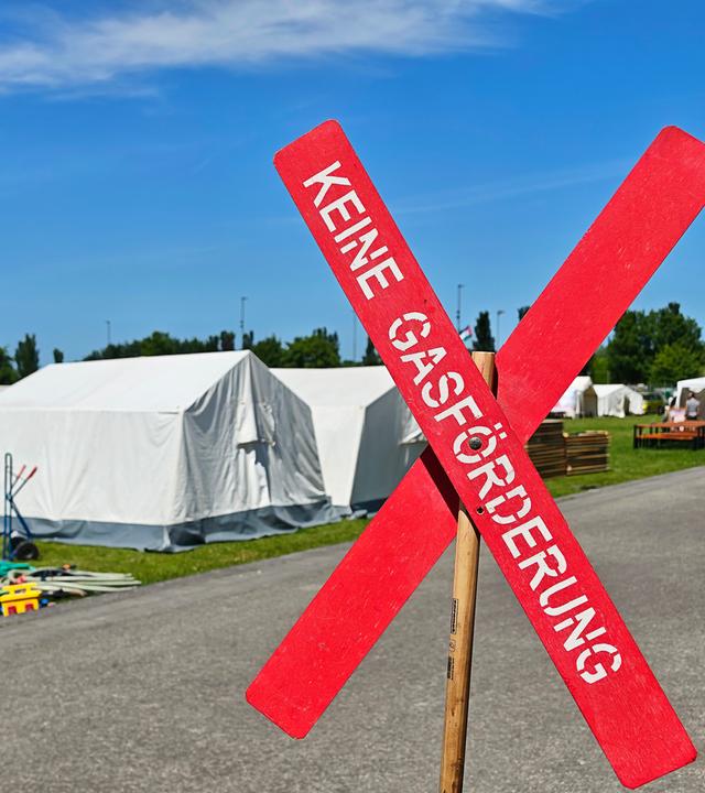 Nordrhein-Westfalen: Hamm: Ein rotes Kreuz mit der Aufschrift "Kein Gasförderung" steht vor dem Prostest-Camp, das Klima-Aktivisten errichtet haben.