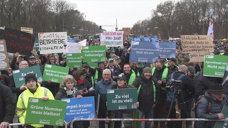 Landwirte protestieren gegen Sparpaket der Ampelregierung