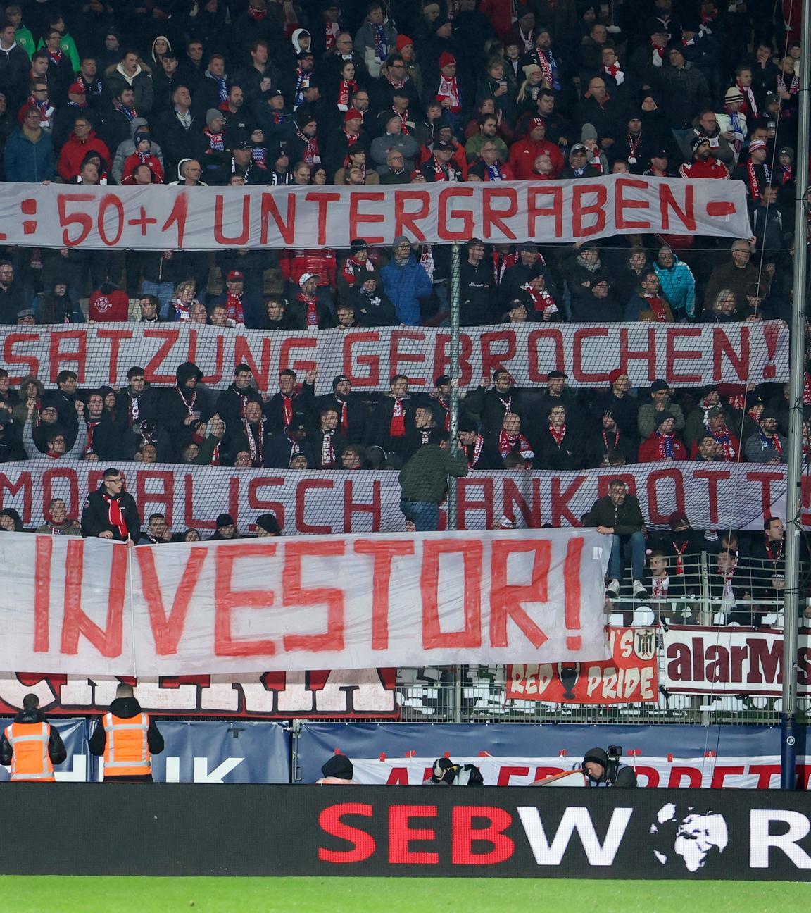Münchner Fans halten ein Transparent mit der Aufschrift „Nein zum Investor!“ während des Bundesligaspiels zwischen dem VfL Bochum und dem FC Bayern München in Bochum, Deutschland, am 18. Februar 2024.