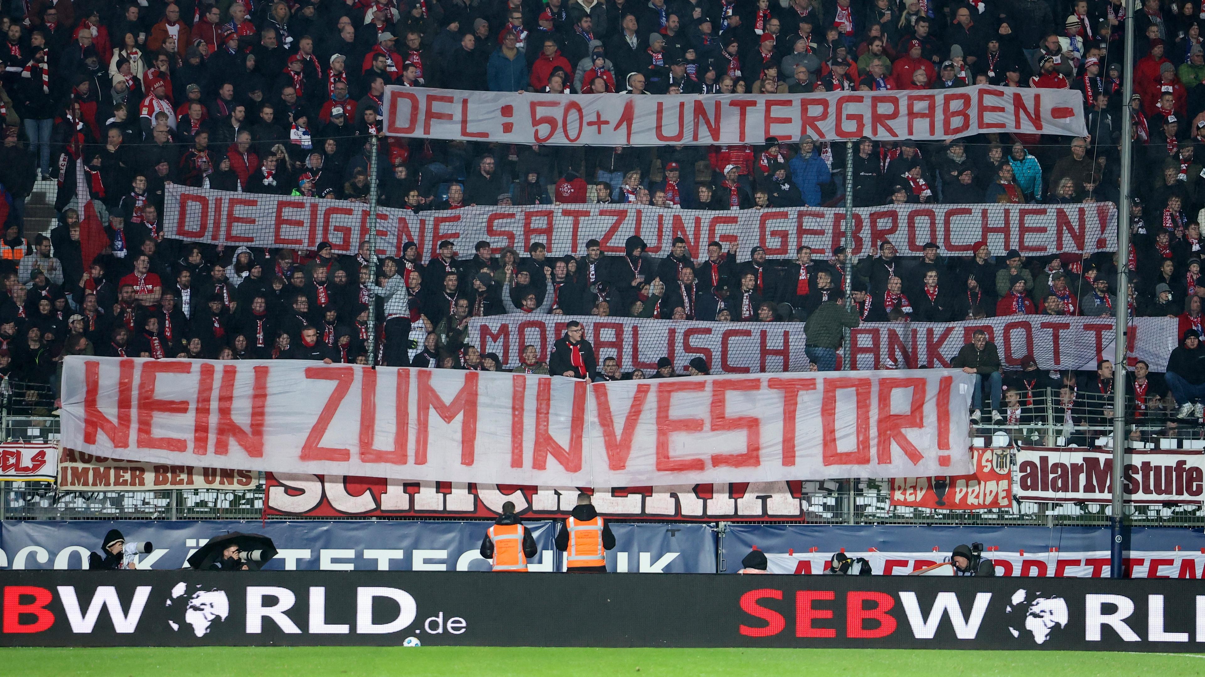 Münchner Fans halten ein Transparent mit der Aufschrift „Nein zum Investor!“ während des Bundesligaspiels zwischen dem VfL Bochum und dem FC Bayern München in Bochum, Deutschland, am 18. Februar 2024.