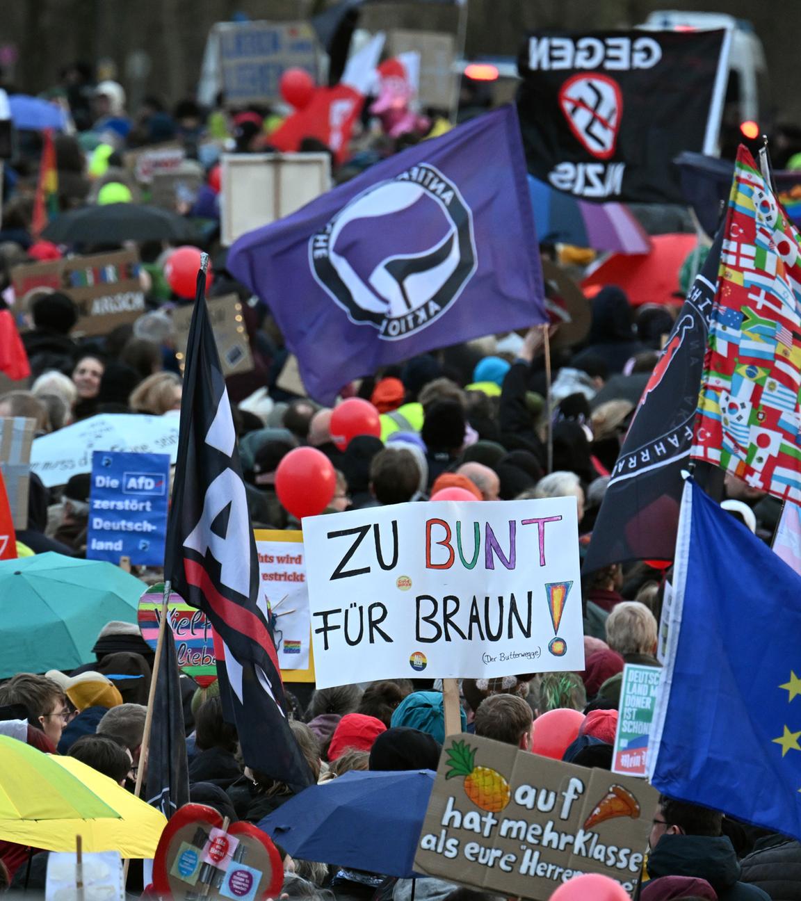 Nordrhein-Westfalen, Düsseldorf: Zahlreiche Menschen nehmen an einer Protestaktion gegen den Thüringer AfD-Chef Höcke teil.
