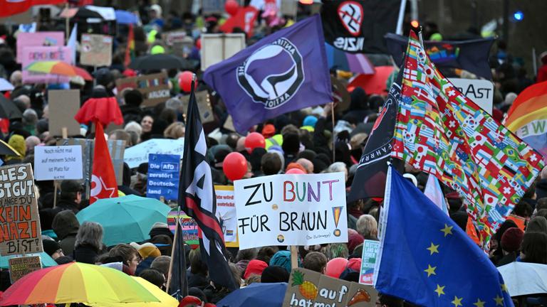 Nordrhein-Westfalen, Düsseldorf: Zahlreiche Menschen nehmen an einer Protestaktion gegen den Thüringer AfD-Chef Höcke teil.