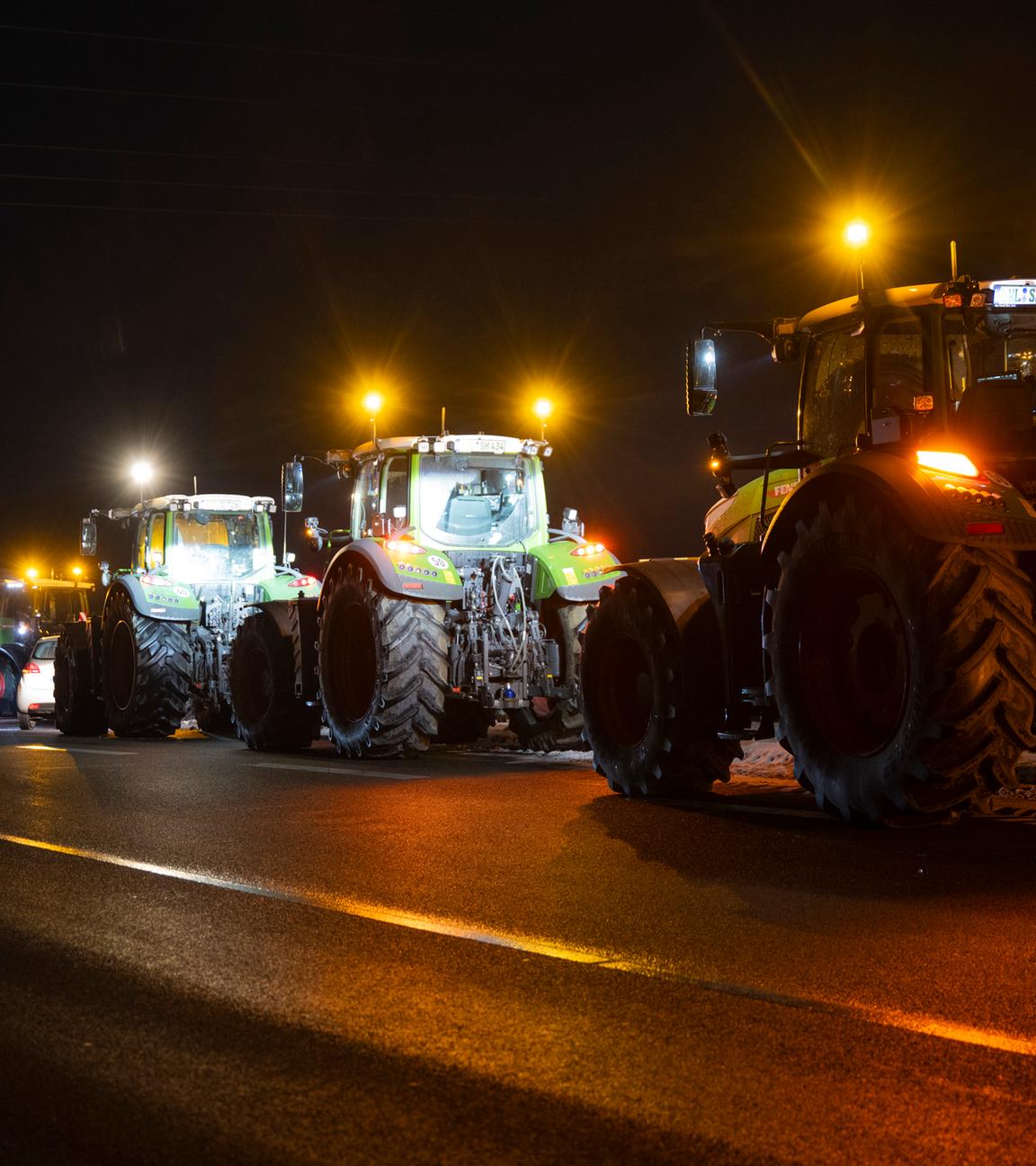 raktoren stehen an der Auffahrt zur A24 in Gallin.