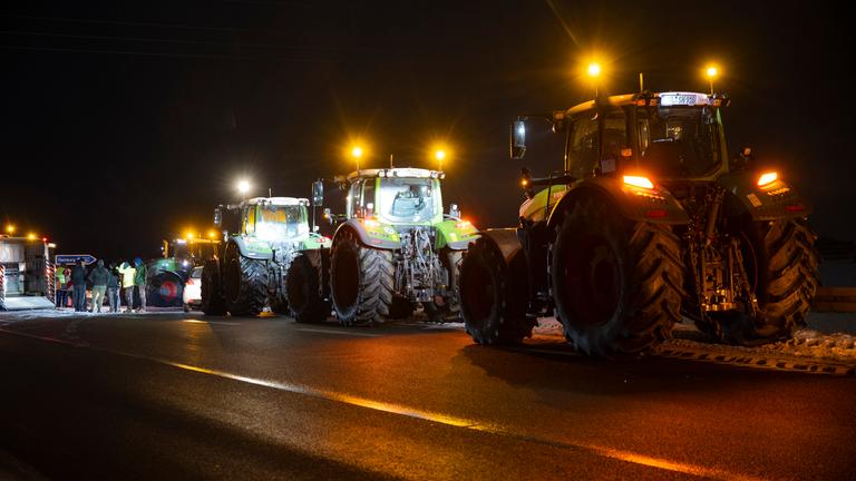 raktoren stehen an der Auffahrt zur A24 in Gallin.