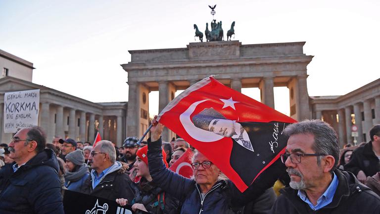 Protest gegen Festnahme von Istanbuler Bürgermeister Imamoglu in Berlin