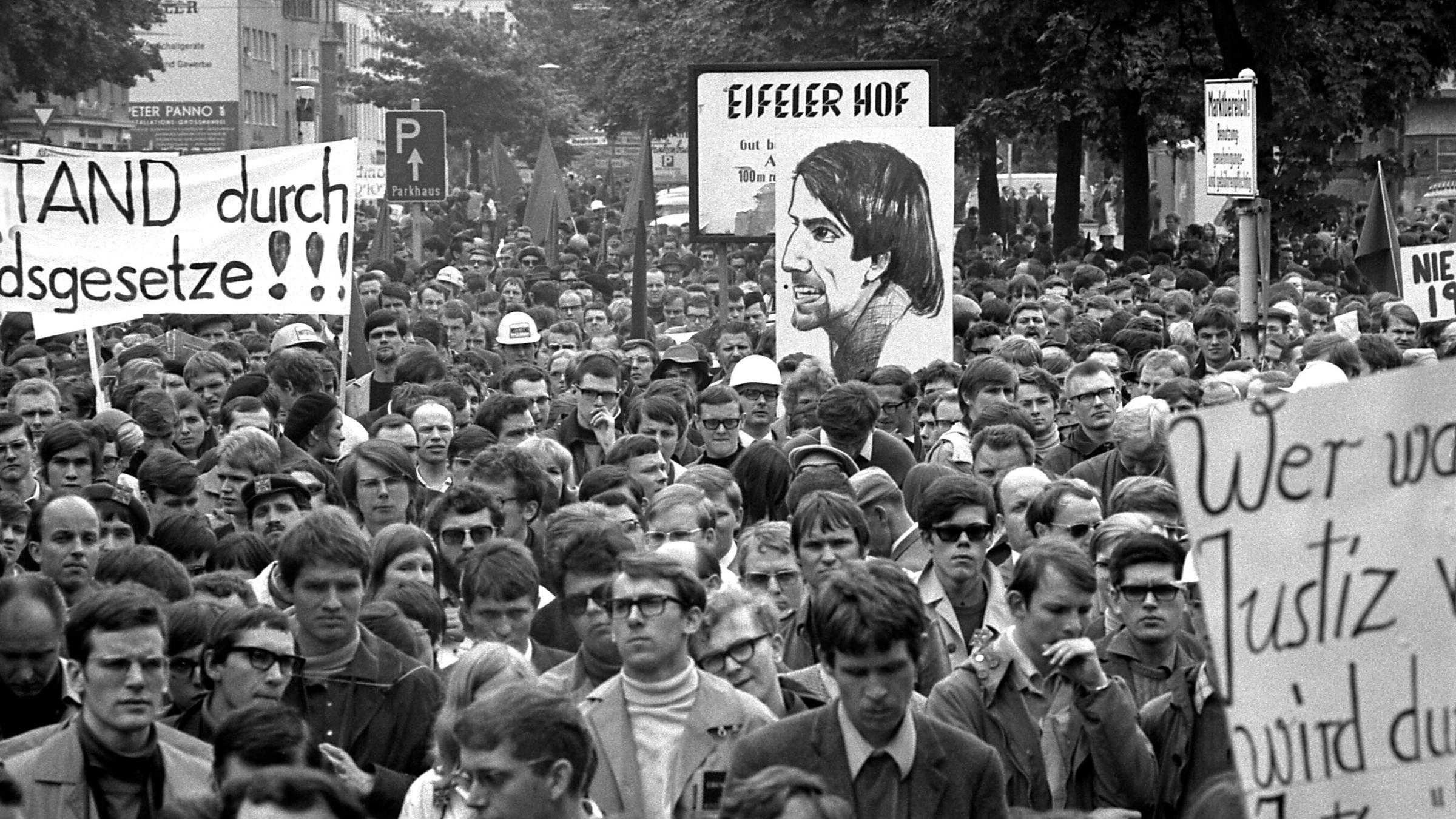 Deutschland - Nordrhein-Westfalen - Bonn: Sternmarsch als Protest gegen die geplante Notstandsgesetzgebung, Teilnehmer der Kundgebung - 11.05.1968