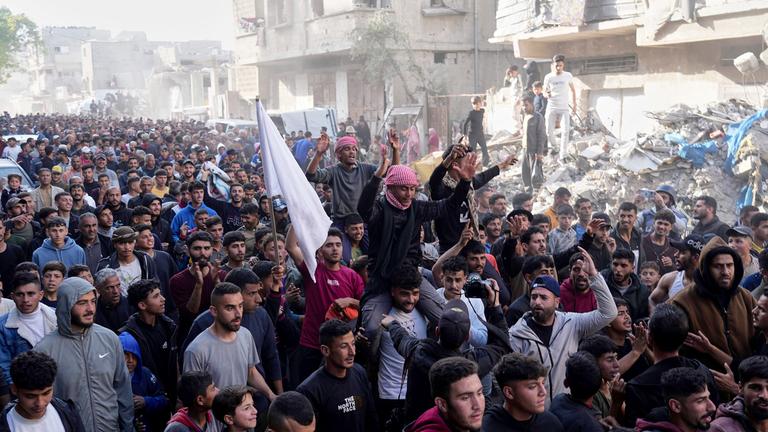Palästinenser protestieren am 26.03.2025 in Beit Lahiya im nördlichen Gazastreifen gegen die Hamas