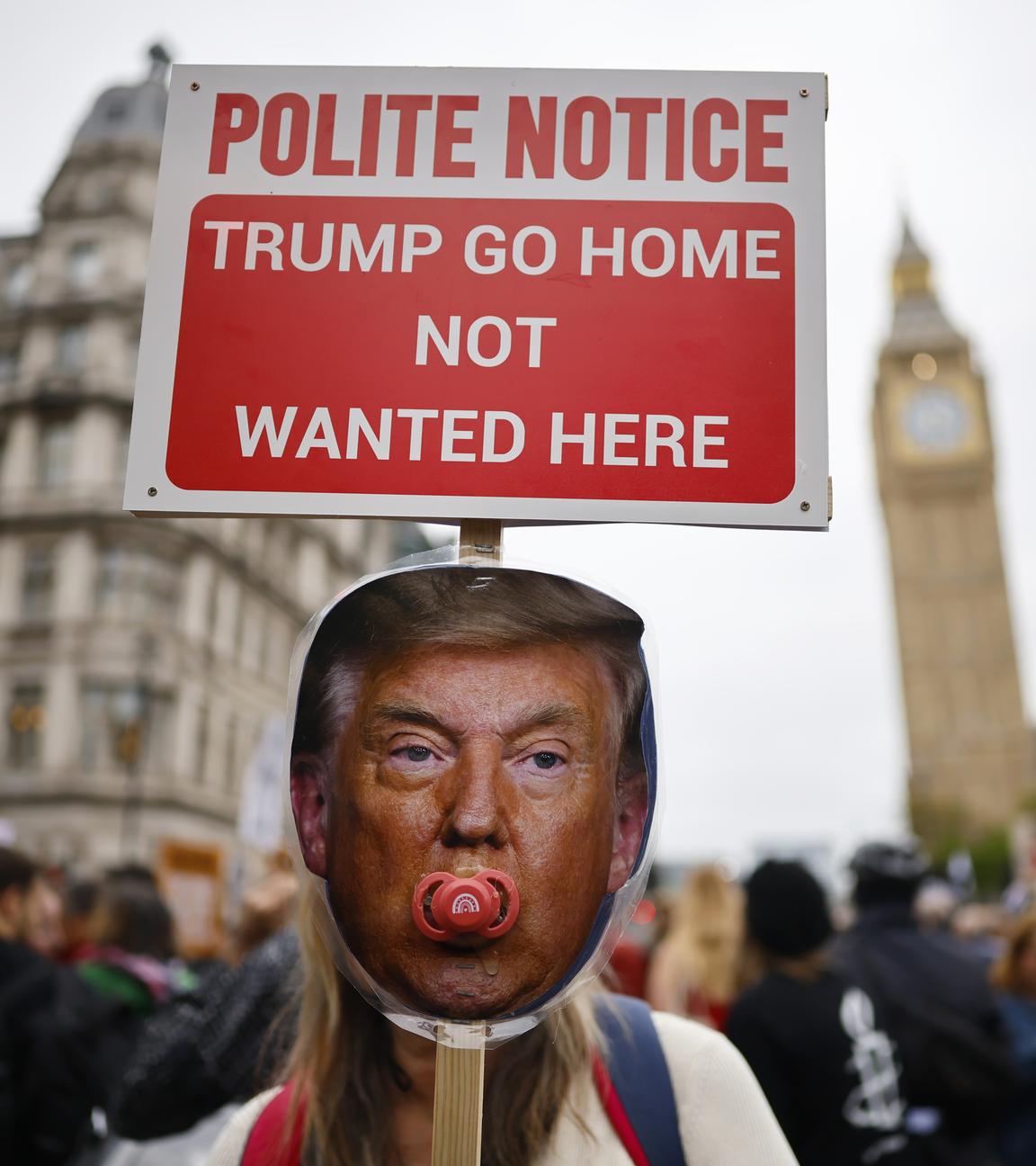 In London hält eine Demonstrantin ein Schild mit der Aufschrift "Trump geh nach Hause - du bist nicht gewollt hier".
