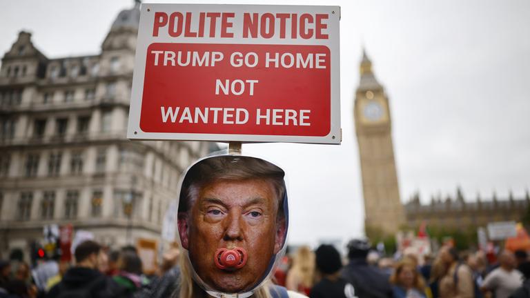 In London hält eine Demonstrantin ein Schild mit der Aufschrift "Trump geh nach Hause - du bist nicht gewollt hier".