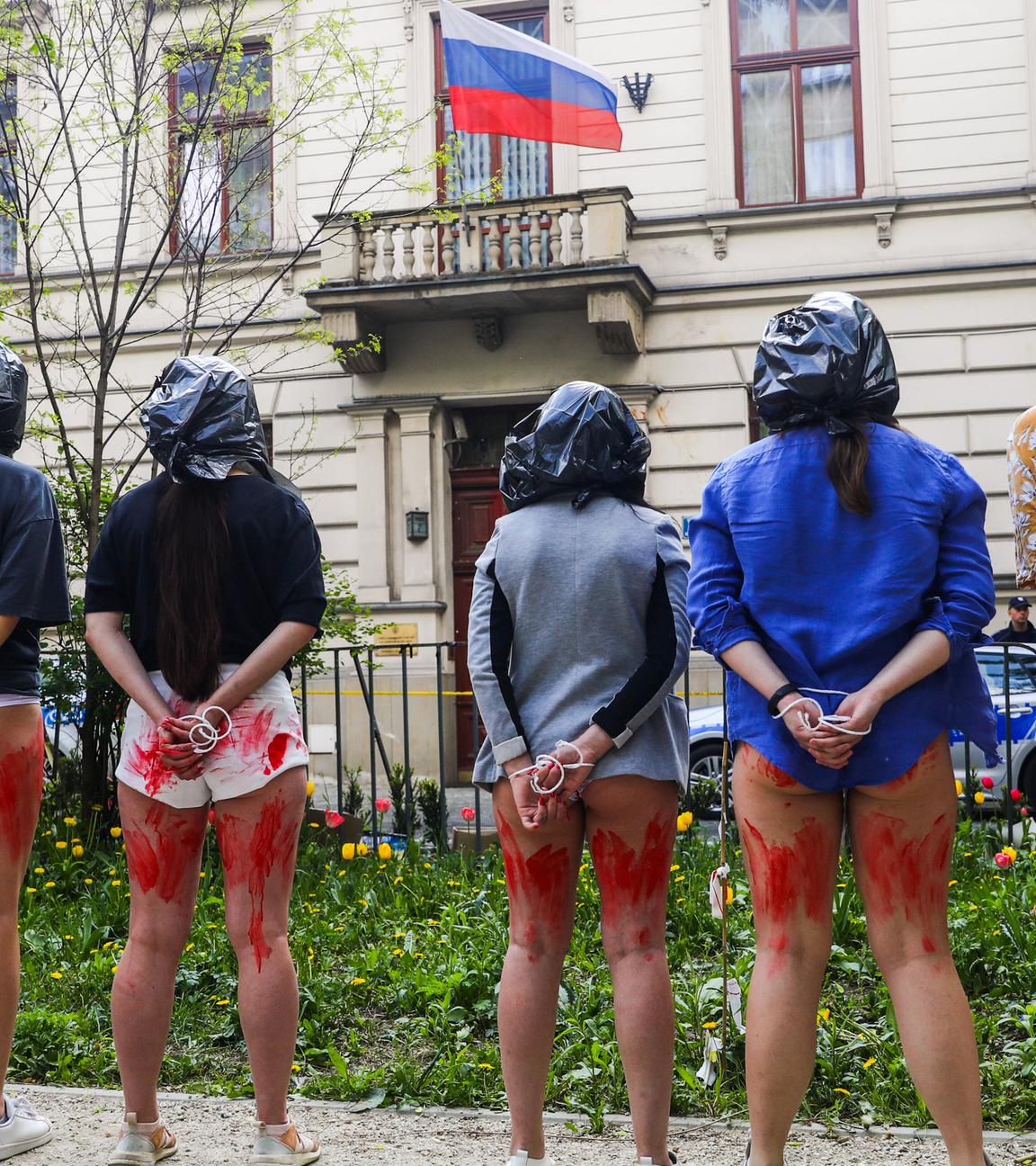 Ukrainische und polnische Frauen nehmen am 08.052022 an einem Protest mit dem Motto „Vergewaltigung ist ein Kriegsverbrechen“ vor dem russischen Generalkonsulat in Krakau, Polen
