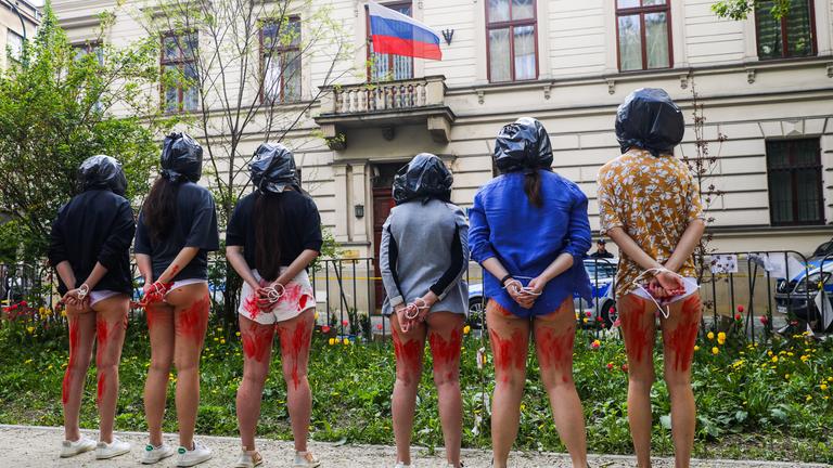 Ukrainische und polnische Frauen nehmen am 08.052022 an einem Protest mit dem Motto „Vergewaltigung ist ein Kriegsverbrechen“ vor dem russischen Generalkonsulat in Krakau, Polen