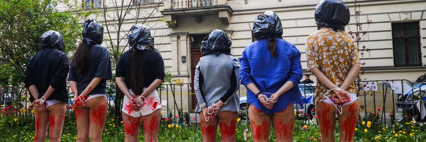Ukrainische und polnische Frauen nehmen am 08.052022 an einem Protest mit dem Motto „Vergewaltigung ist ein Kriegsverbrechen“ vor dem russischen Generalkonsulat in Krakau, Polen