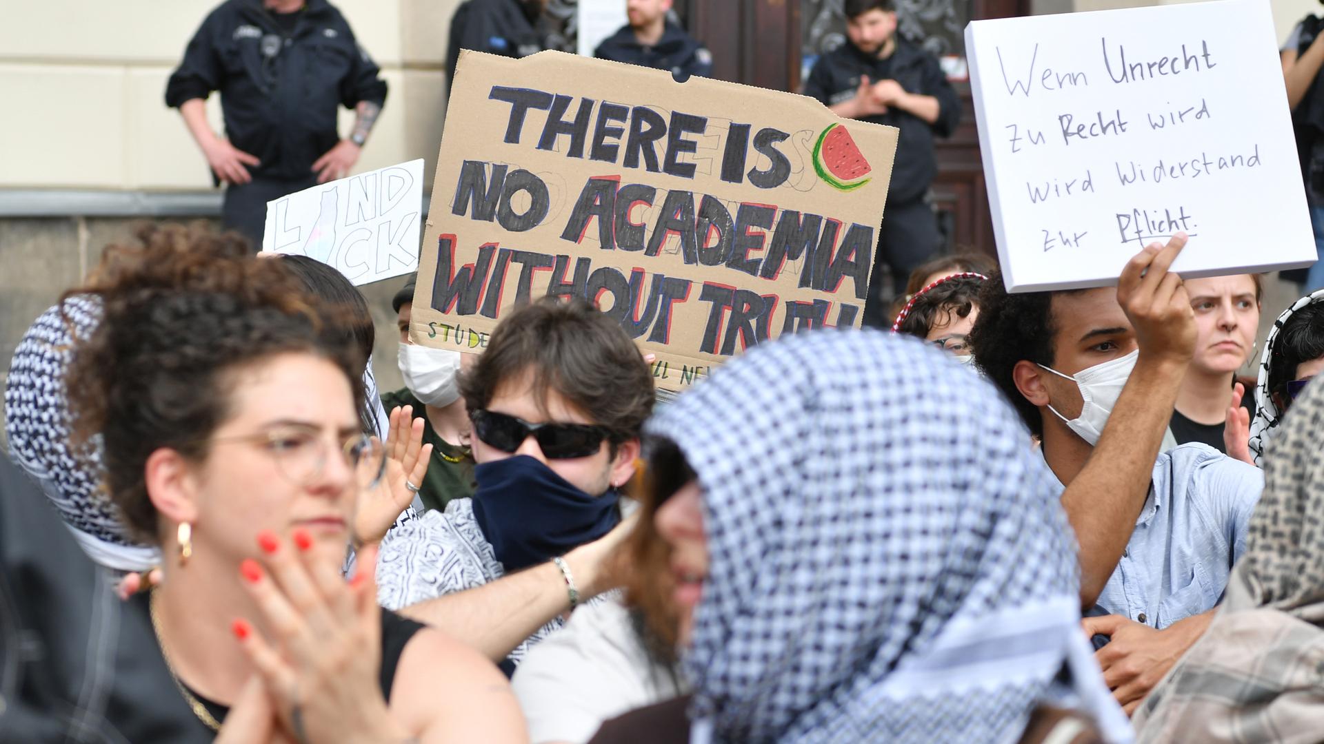 Menschen protestieren auf dem Gelände der Humboldt-Universität Berlin gegen den Krieg im Gazastreifen am 03.05.2024.