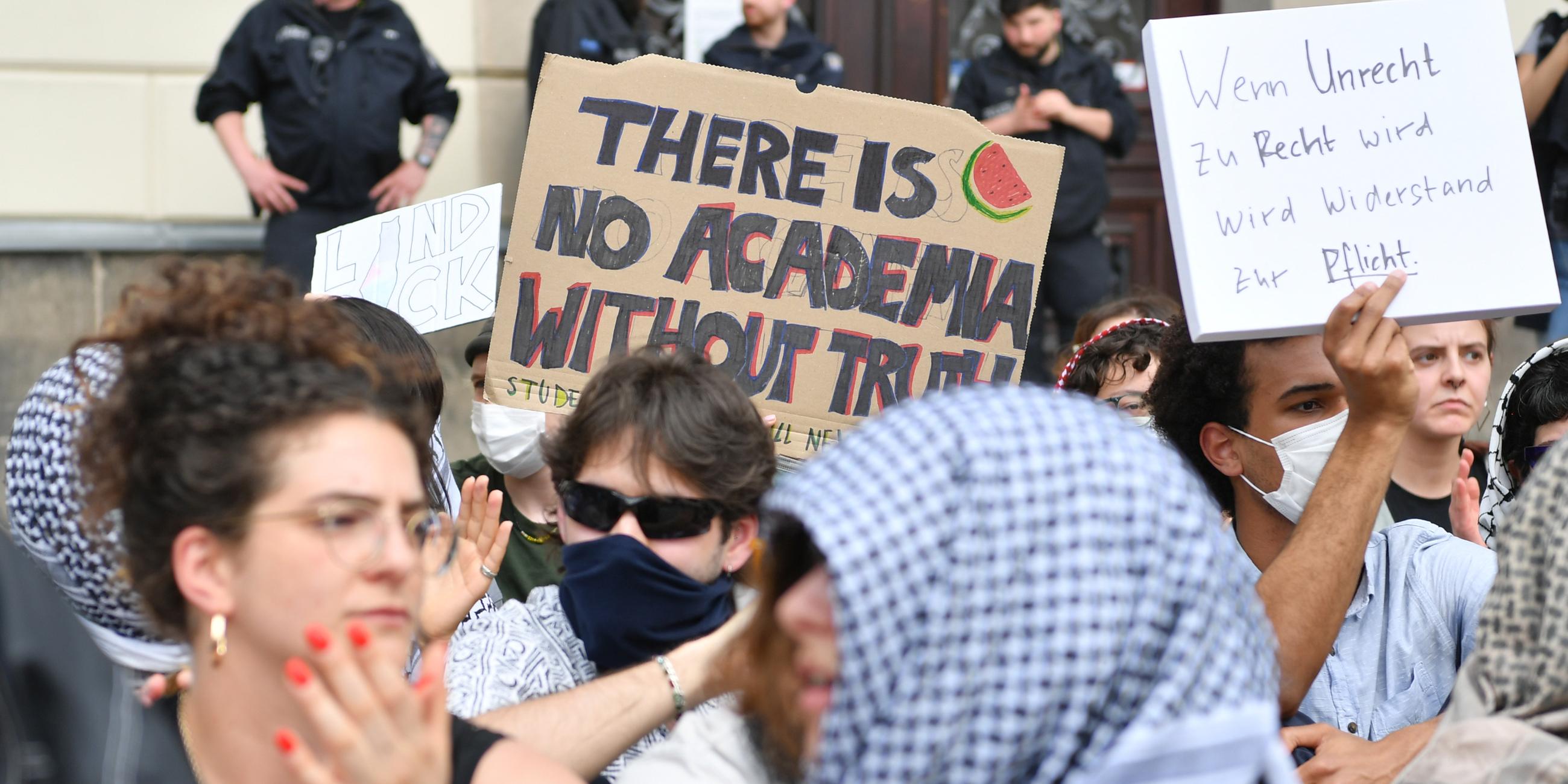 Menschen protestieren auf dem Gelände der Humboldt-Universität Berlin gegen den Krieg im Gazastreifen am 03.05.2024.