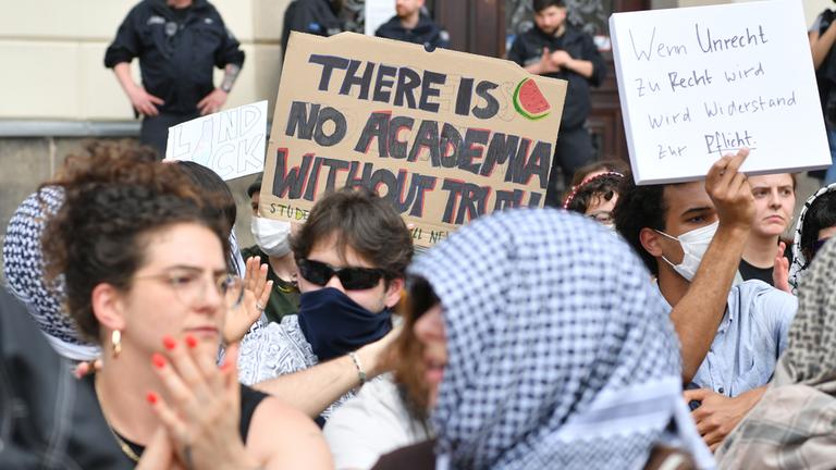 Menschen protestieren auf dem Gelände der Humboldt-Universität Berlin gegen den Krieg im Gazastreifen am 03.05.2024.