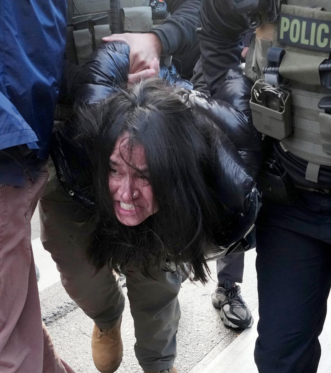 Ein Demonstrant wird am 13.01026, in Minneapolis in der Nähe des Tatorts, an dem Renee Good letzte Woche von einem ICE-Beamten erschossen wurde