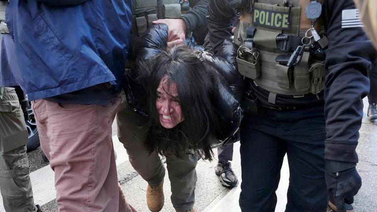 Ein Demonstrant wird am 13.01026, in Minneapolis in der Nähe des Tatorts, an dem Renee Good letzte Woche von einem ICE-Beamten erschossen wurde