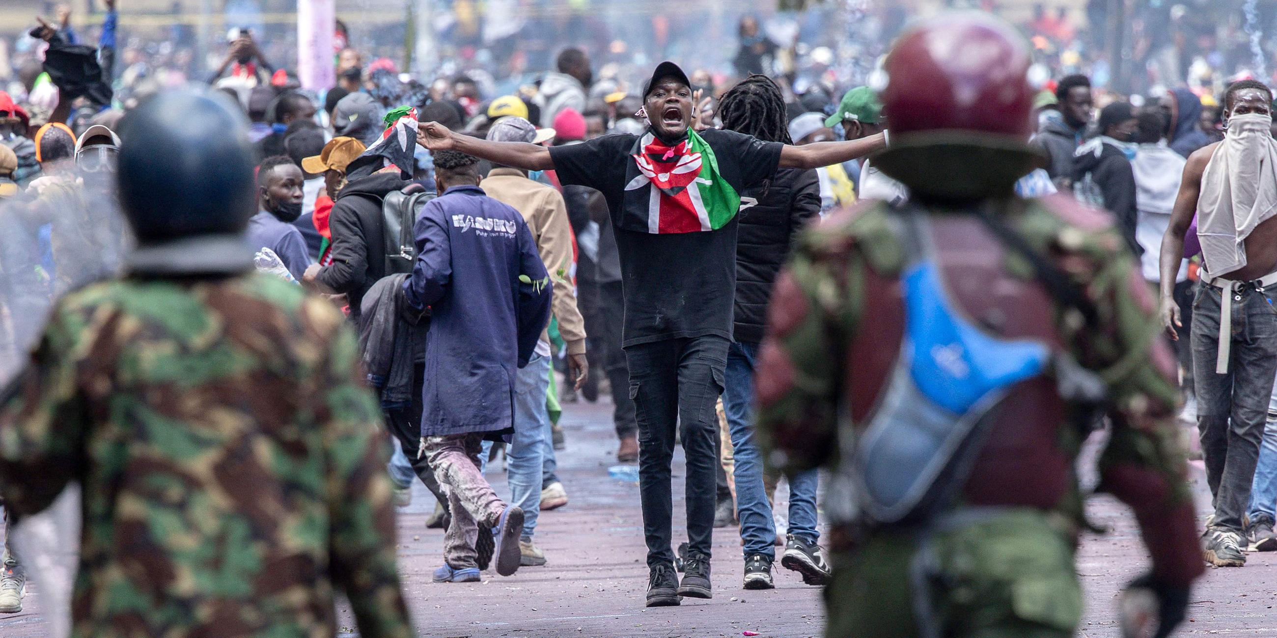 Ein Demonstrant schreit während einer Demonstration in Nairobi (Kenia) am 25.06.2024 