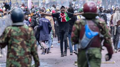 Ein Demonstrant schreit während einer Demonstration in Nairobi (Kenia) am 25.06.2024 