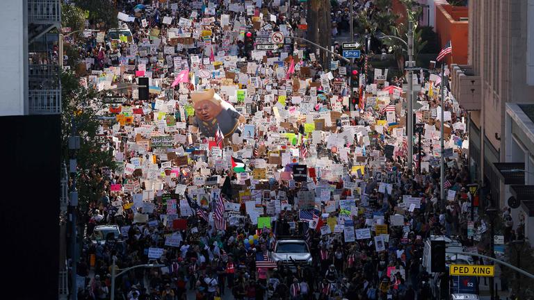 Menschen protestieren am 05.04.2025 in Washington