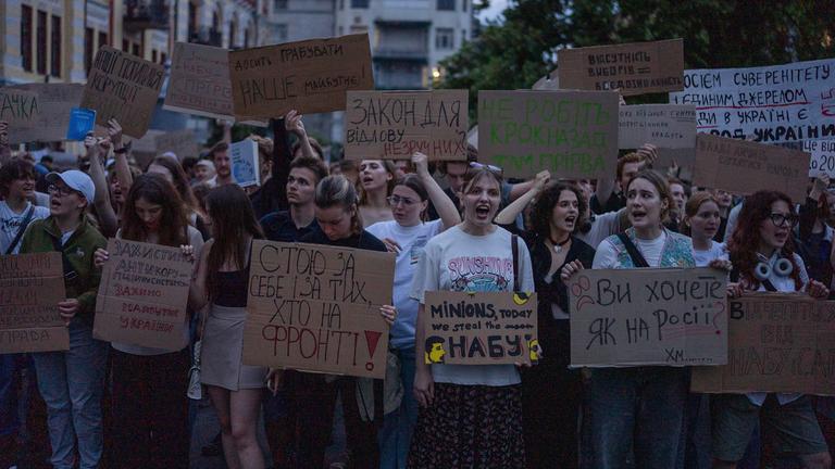 Protestaktion gegen ein Gesetz gegen Antikorruptionsinstitutionen im Zentrum Kiews (Ukraine) am  22. 7. 2025. 