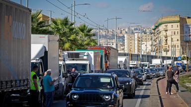 Lkw-Fahrer streiken gegen die hohen Kraftstoffpreise entlang der Straße in Neapel (Italien)