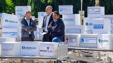 Mit leeren Patientenbetten protestiert die Krankenhausgesellschaft (KGMV) von Mecklenburg-Vorpommern vor dem Schloss unter dem Motto «Betten abzugeben - Krankenhaus nicht mehr finanzierbar» gegen die Sparpläne der Bundesregierung. 