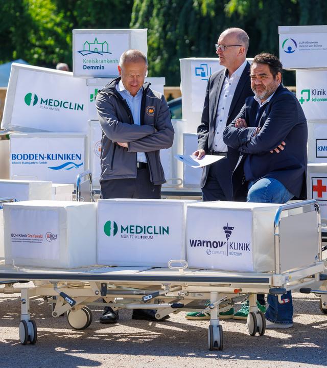 Mit leeren Patientenbetten protestiert die Krankenhausgesellschaft (KGMV) von Mecklenburg-Vorpommern vor dem Schloss unter dem Motto «Betten abzugeben - Krankenhaus nicht mehr finanzierbar» gegen die Sparpläne der Bundesregierung. 
