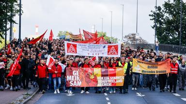 Beschäftigte des Mercedes-Benz Werks Bremen demonstrieren vor dem Betriebsgelände am 03.07.2026.