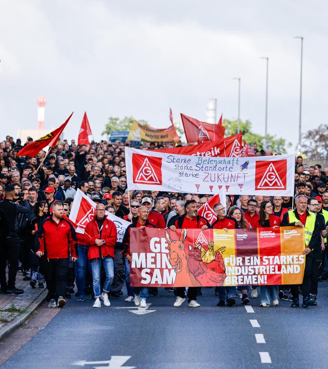 Beschäftigte des Mercedes-Benz Werks Bremen demonstrieren vor dem Betriebsgelände am 03.07.2026.