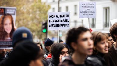 9. November 2024: In Paris wird bei einer propalästinensischen Demonstration ein Schild hochgehalten. Damit wird gegen die Austragung des Länderspiels Frankreich - Israel im Stade de France protestiert