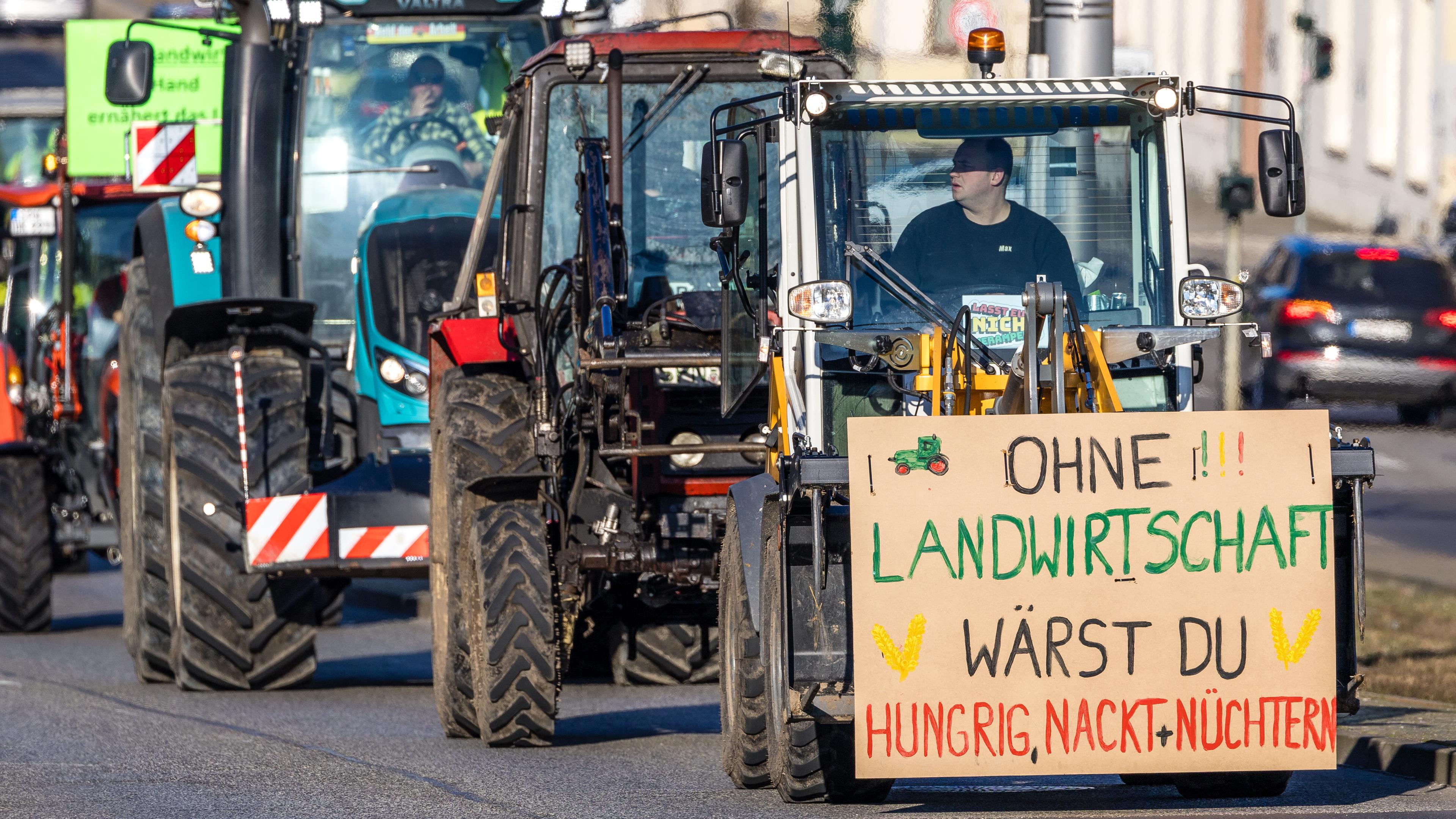 Brandenburg, Cottbus: Landwirte fahren mit Traktoren für eine Demonstration durch die Cottbuser Innenstadt. 
