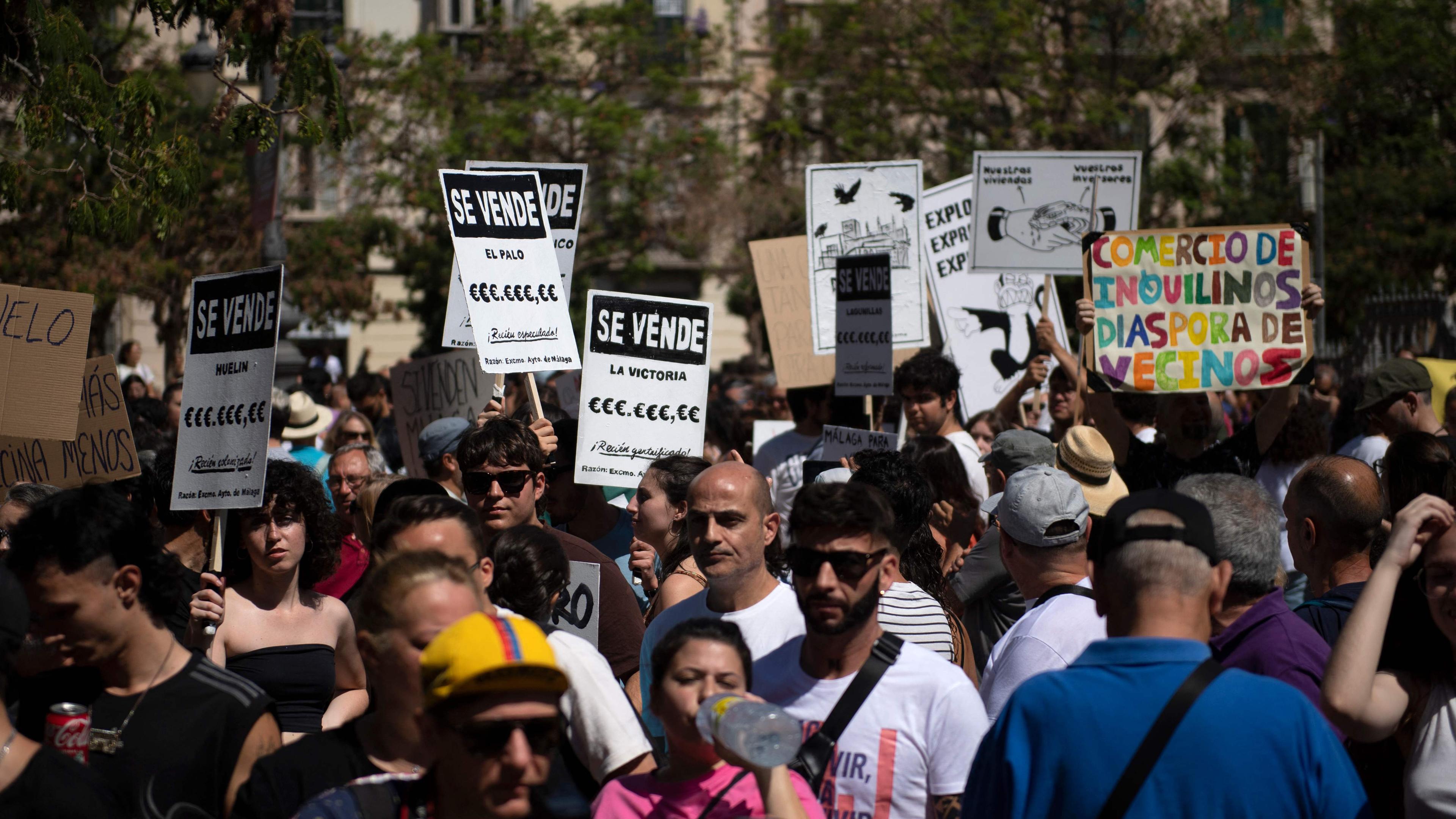 Demonstranten nehmen am 29.06.2024 an einer Demonstration gegen den Massentourismus und die Immobilienpreise in Málaga teil.