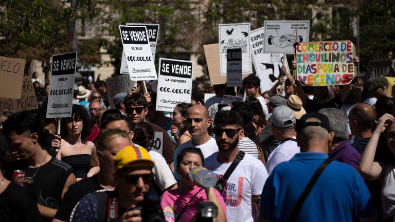 Demonstranten nehmen am 29.06.2024 an einer Demonstration gegen den Massentourismus und die Immobilienpreise in Málaga teil.