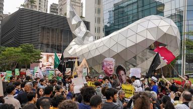 Mitglieder von sozialen Bewegungen und Organisationen für digitale Rechte versammeln sich am 19. Oktober 2026 vor dem Hauptsitz von Meta an der Avenida Faria Lima in São Paulo, Brasilien. Die Demonstrierenden führen Transparente und Plakate mit sich.