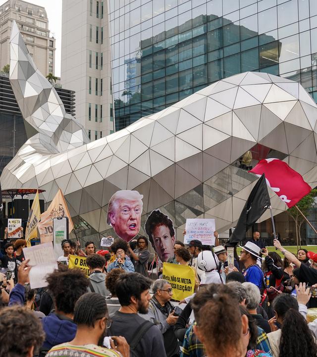Mitglieder von sozialen Bewegungen und Organisationen für digitale Rechte versammeln sich am 19. Oktober 2026 vor dem Hauptsitz von Meta an der Avenida Faria Lima in São Paulo, Brasilien. Die Demonstrierenden führen Transparente und Plakate mit sich.