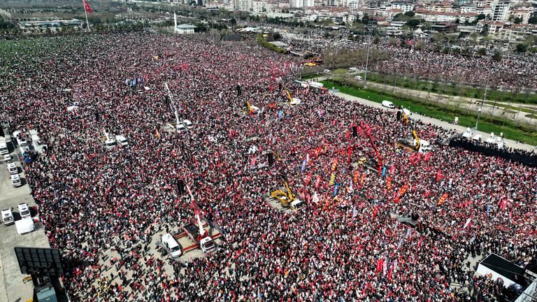 Drohnenaufnahme von einer Demonstration in Istanbul