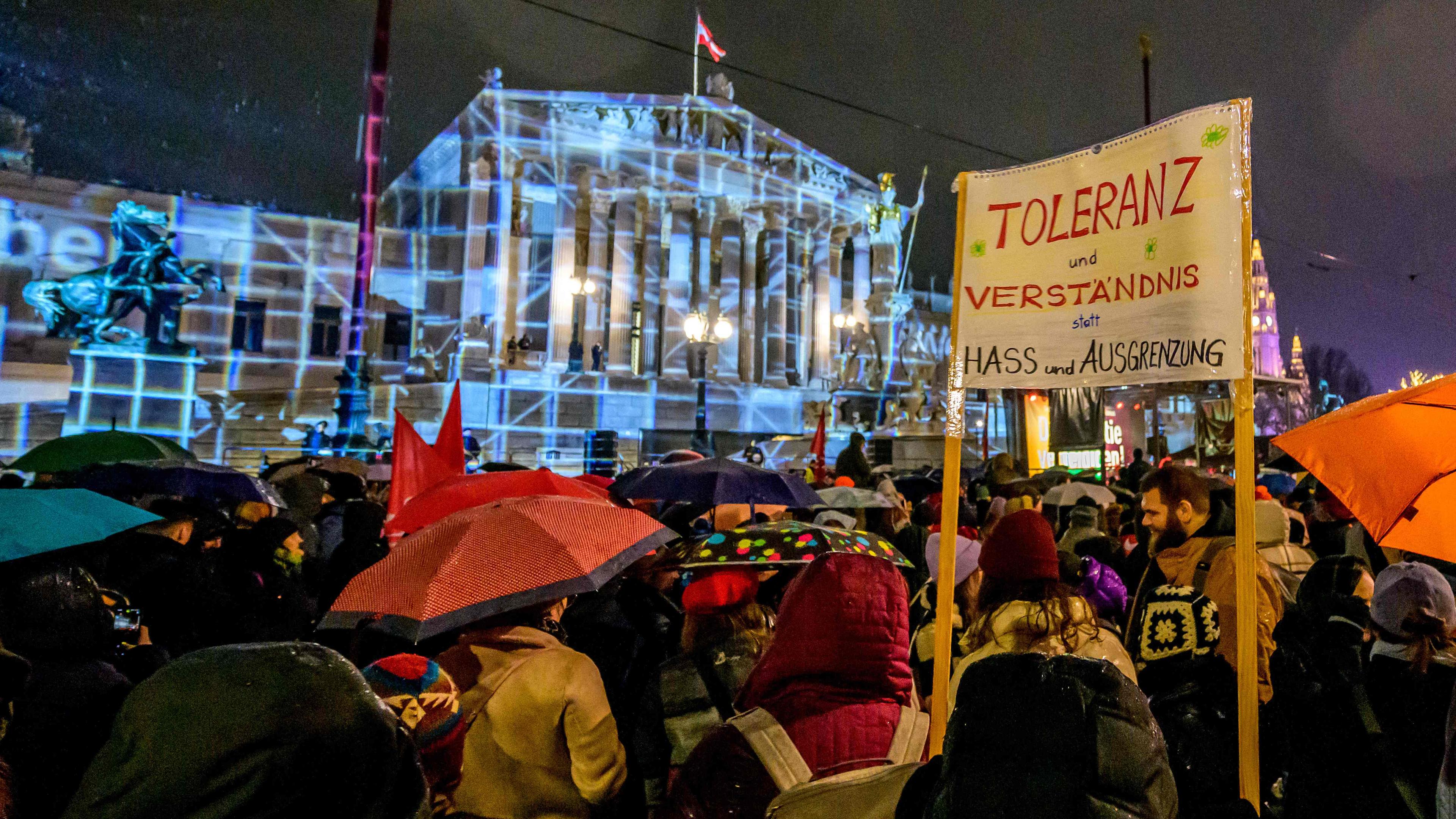 In Wien gehen zahlreiche Menschen auf die Straßen, um gegen Rechtsextremismus zu demonstrieren.