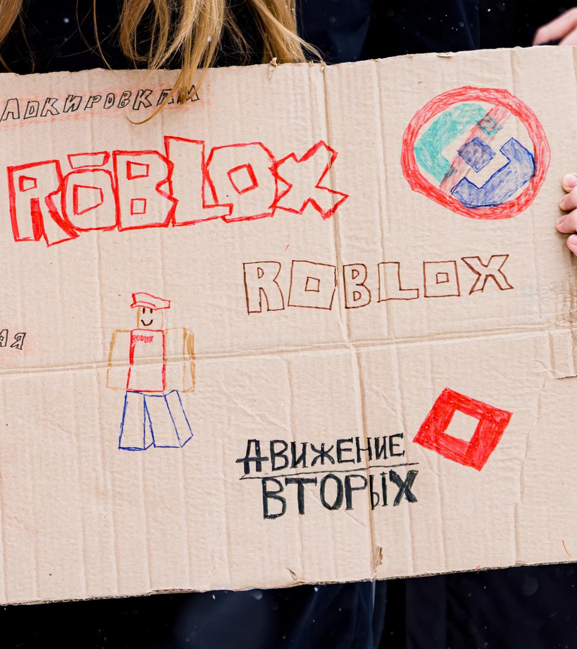 Eine Frau hält bei einer Demonstration ein Schild mit der Aufschrift: "Nein zu Blocks, Roblox ist eine Spiele- und Social-Media-Plattform." Sie protestiert gegen die Sperrung von Roblox in Russland.