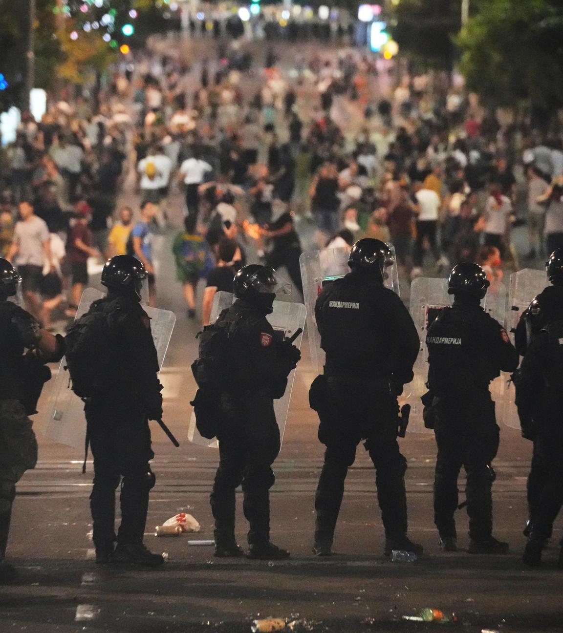 Proteste gegen Regierung in Serbien: Polizeibeamte bewachen eine Straße während einer Demonstration.
