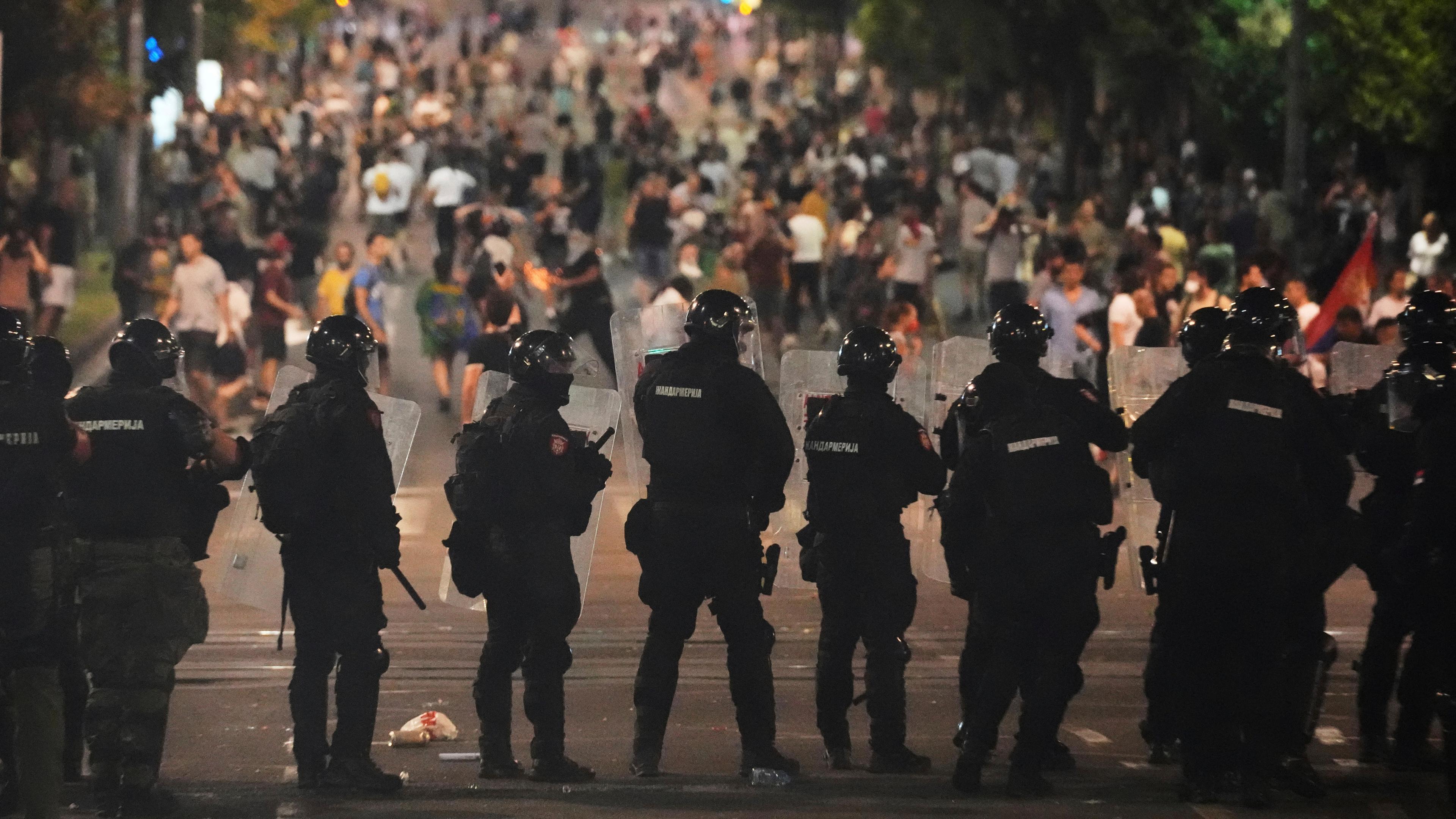 Proteste gegen Regierung in Serbien: Polizeibeamte bewachen eine Straße während einer Demonstration.