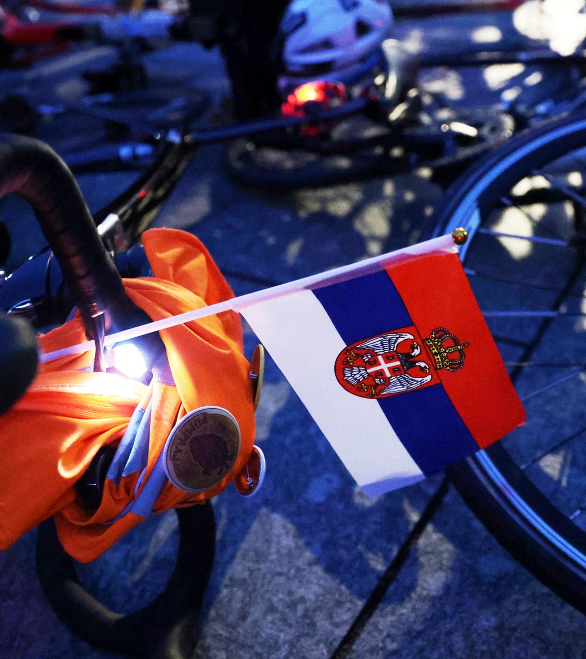 Ein Fahrrad mit einer serbischen Flagge am Lenkeer steht in Straßburg.