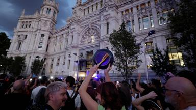 Am 1. Oktober 2026 versammeln sich Menschen in Madrid zu einem Protest, bei dem sie durch das Schlagen auf Töpfe gegen Zwangsräumungen und hohe Mieten demonstrieren und Änderungen an der staatlichen Wohnungspolitik fordern. 