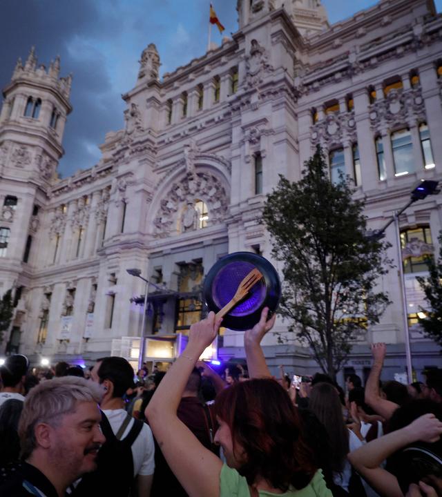 Am 1. Oktober 2026 versammeln sich Menschen in Madrid zu einem Protest, bei dem sie durch das Schlagen auf Töpfe gegen Zwangsräumungen und hohe Mieten demonstrieren und Änderungen an der staatlichen Wohnungspolitik fordern. 