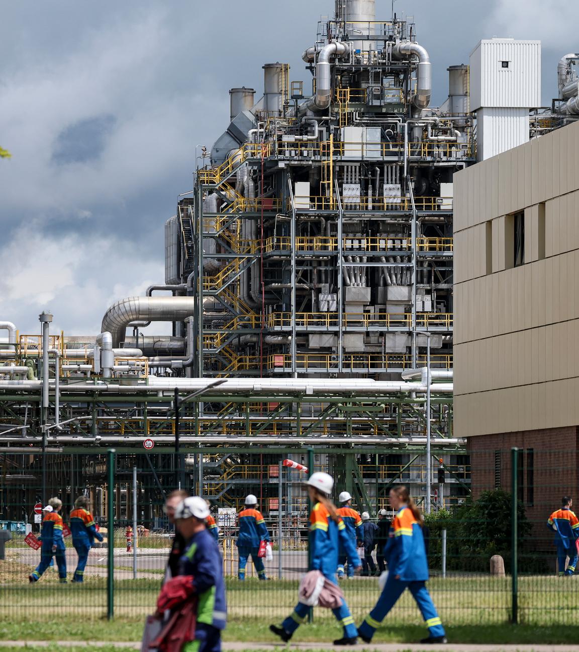 Sachsen, Böhlen: Mitarbeitende von Dow Chemical gehen nach einer Protestveranstaltung der Gewerkschaft wieder an ihre Arbeitsplätze im Chemiepark Böhlen. Archivbild